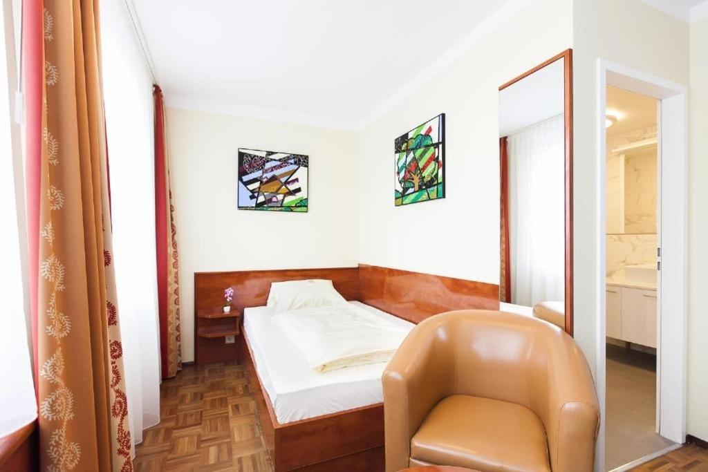 Hotel Am Berliner Platz Langenfeld  Rum bild